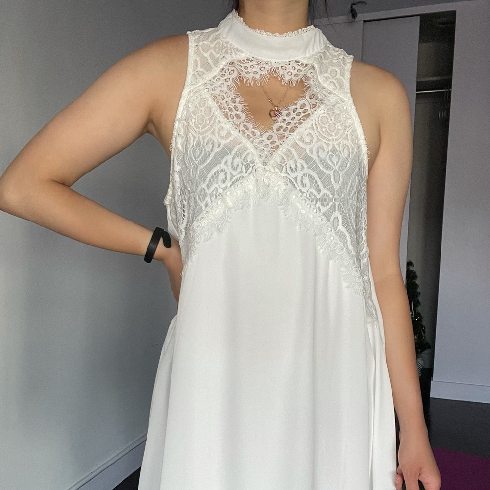 White high collar sleeveless dress with lace